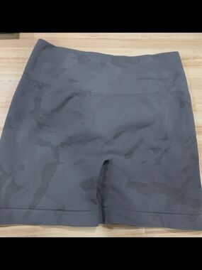 Aurola Shorts - Charcoal Camo